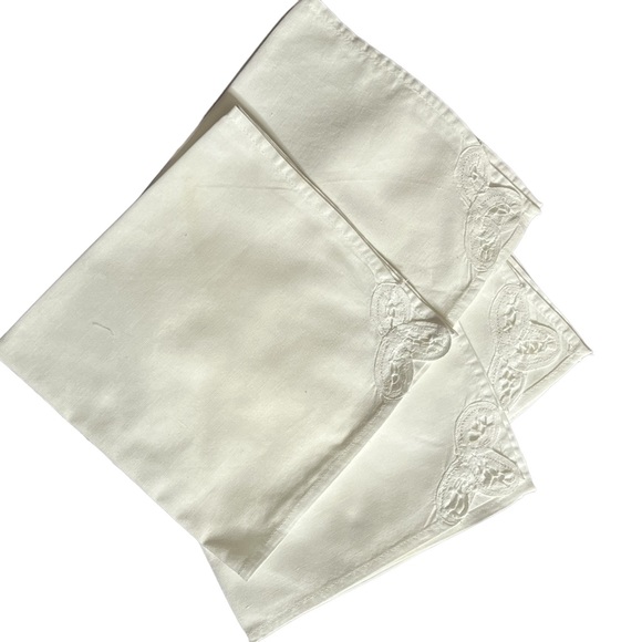 Vintage Set of 7 Linen & Battenberg Dinner Napkins - Picture 3 of 4